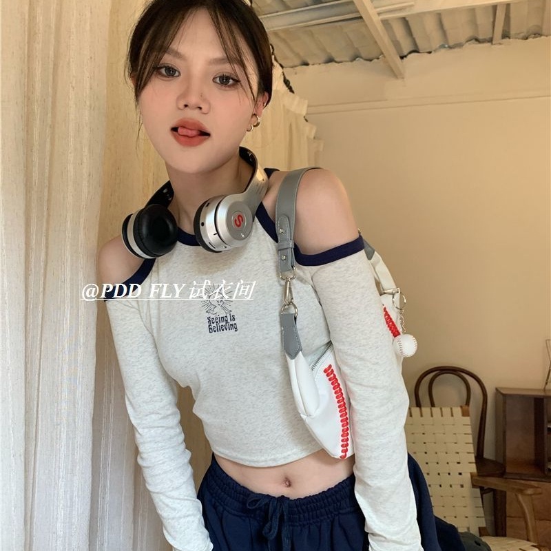 Áo croptop COZOK trễ vai tay dài hoạ tiết in phong cách cổ điển