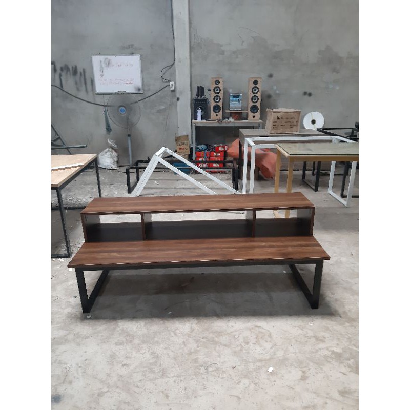 Bàn chân sắt có kệ để loa dài 1m5