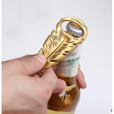 Khui mở bia hình chiếc lá vàng