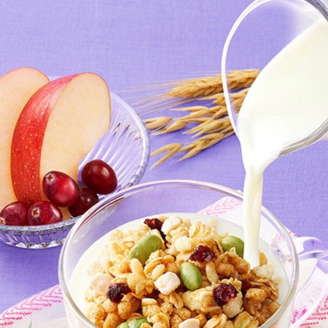 Ngũ cốc Calbee Ăn Kiêng Giảm Cân Nhật Bản mix sữa chua hoa quả trái cây (750G )