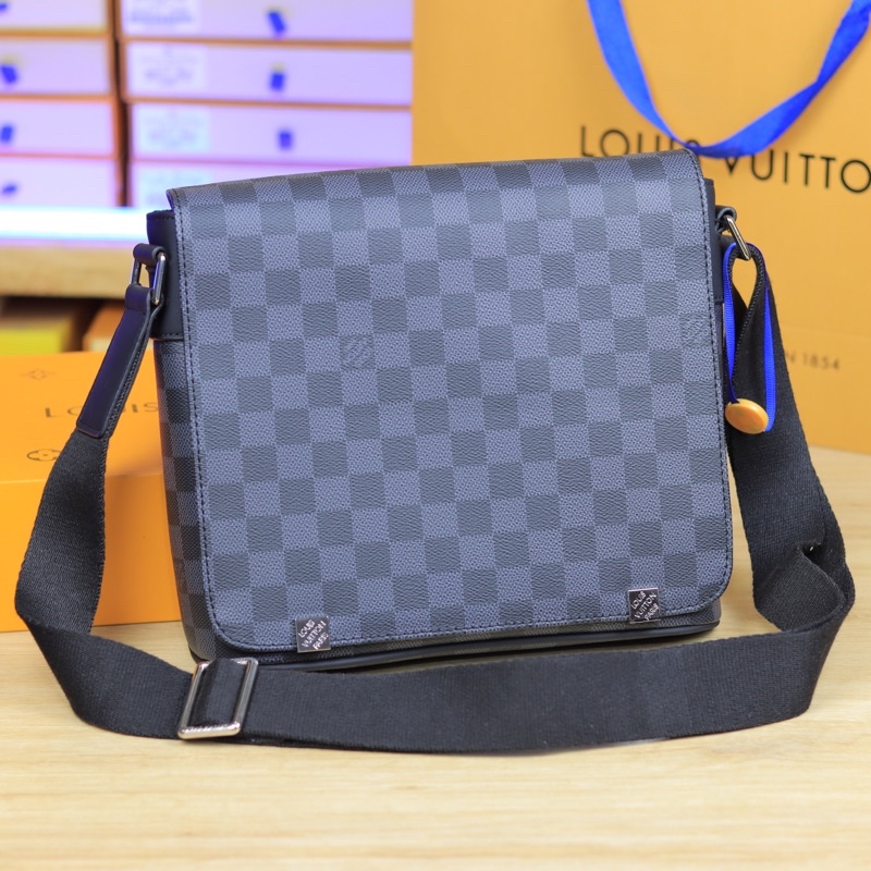 Túi đeo chéo nam M41028 có 4 màu chất liệu da mềm cao cấp kích thước 25x23x6cm
