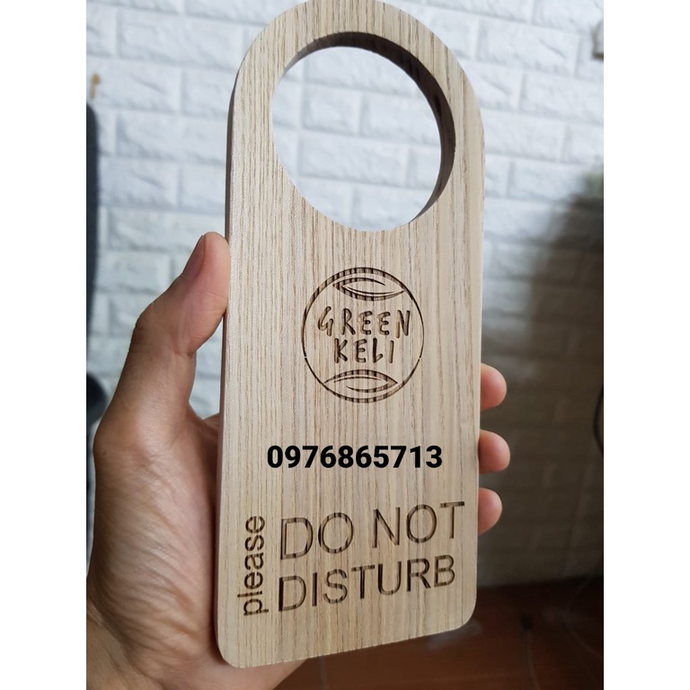 Sticker ” Không làm phiền” treo tay nắm cửa, Do not Disturb Signs. Mặt gỗ, kim loại pha mica