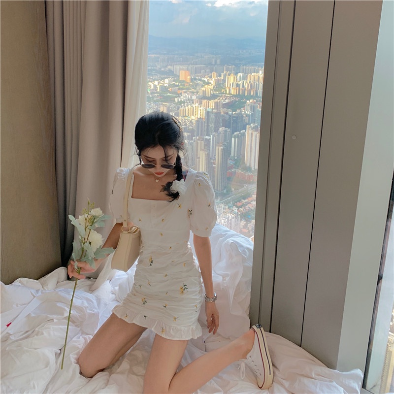 Đầm Đuôi Cá Cổ Vuông Xếp Ly Thêu Hoa Màu Trắng Thời Trang Mùa Hè Mới Cho Nữ