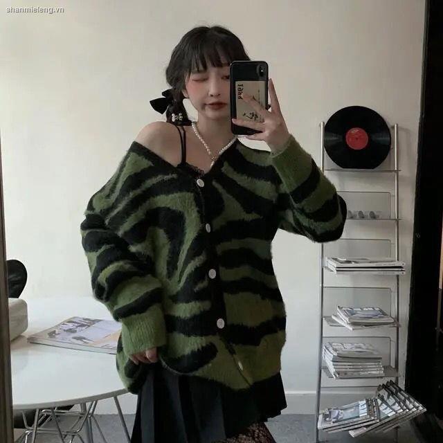 Áo khoác cardigan dệt kim dáng rộng họa tiết sọc ngựa vằn màu xanh lá phong cách Hàn Quốc thu đông mới cho nữ sinh