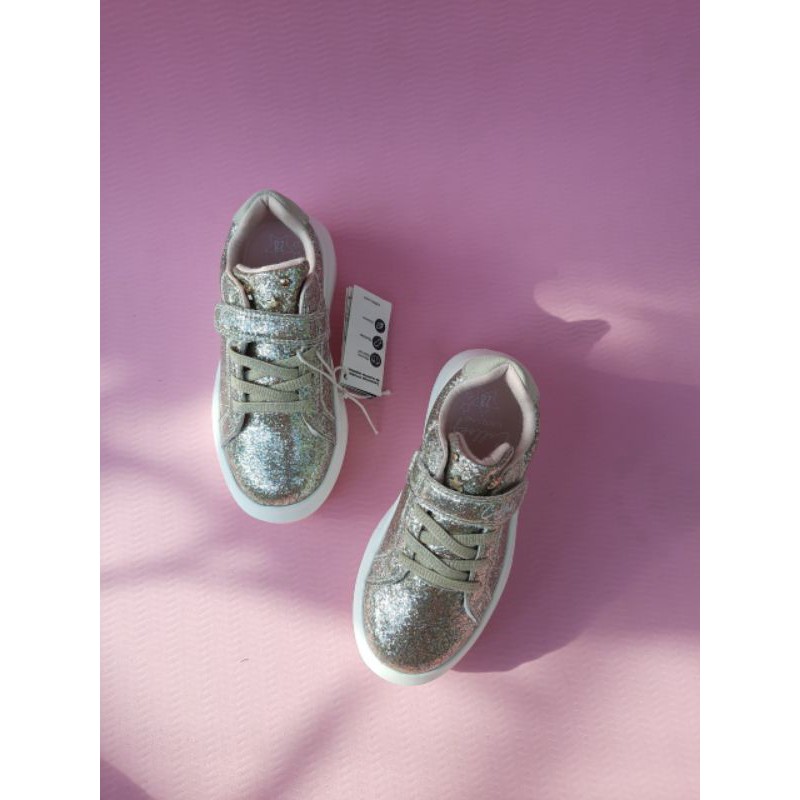 Giày xuất cho bé