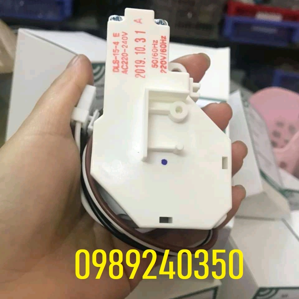 Công tắc khóa cửa máy giặt Toshiba AW - DC1000CV chính hãng