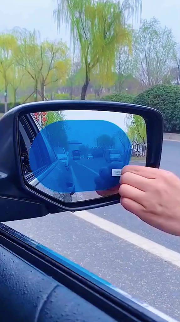 Gợi ý các mẫu dán gương ô tô chống nước mưa tiện dụng cho lái xe