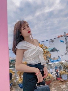 Áo croptop lệch vai