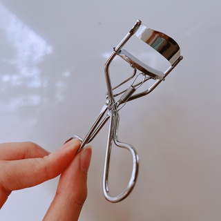 Kẹp Bấm Mi Eye Lash Curler vỏ chữ đỏ sử dụng để bấm mi cong dùng trong makeup