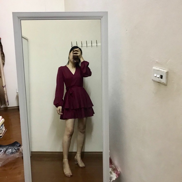 Váy cổ tim màu đỏ mận