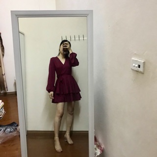 Váy cổ tim màu đỏ mận