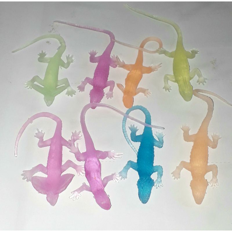 Sét 8 con tắc kè mô hình bằng cao su trong mềm và dẽo dài 18cm có màu và mẫu khác nhau