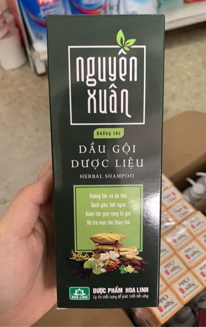 Dầu Gội Dược Liệu Nguyên Xuân 200ml (2 chai tặng kèm bông tắm)