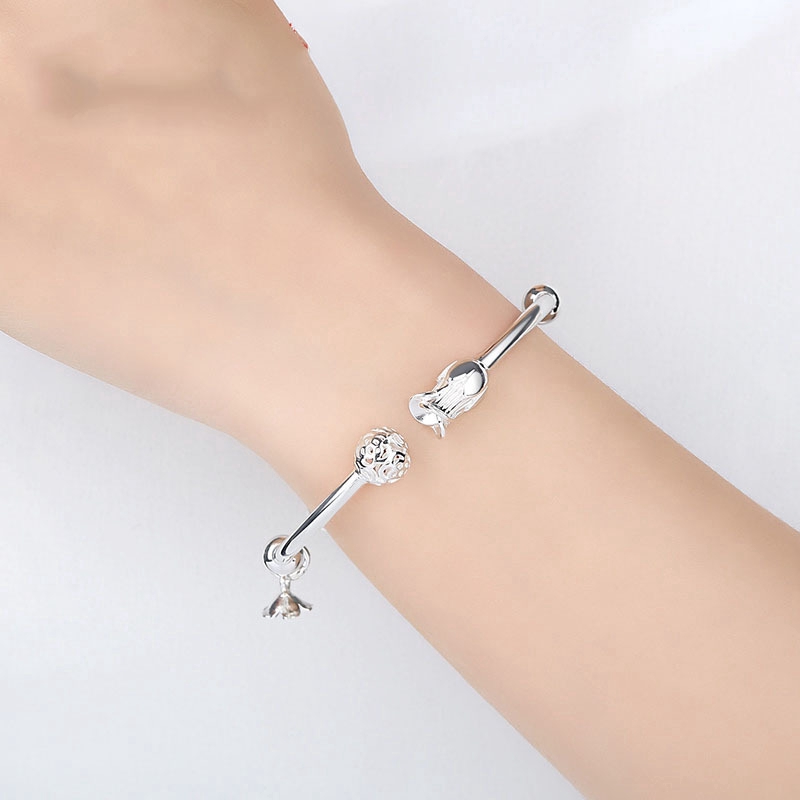 Vòng tay bạc hình hoa tinh tế