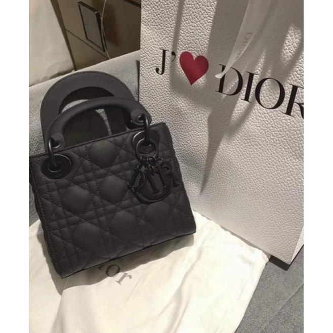 Túi chữ Đ vân 3 ô da lì size 17 kèm khăn 2 bản dây full 2 box hàng QC cao cấp