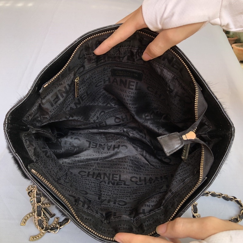 Túi chuẩn si. Túi qua sử dụng. Khách vui lòng xem hình , tuia đã báo lỗi và giảm giá kg áp dụng hoàn trả cho sp.Thanks .