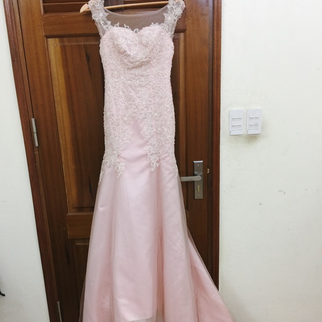 Váy cưới đuôi cá hồng