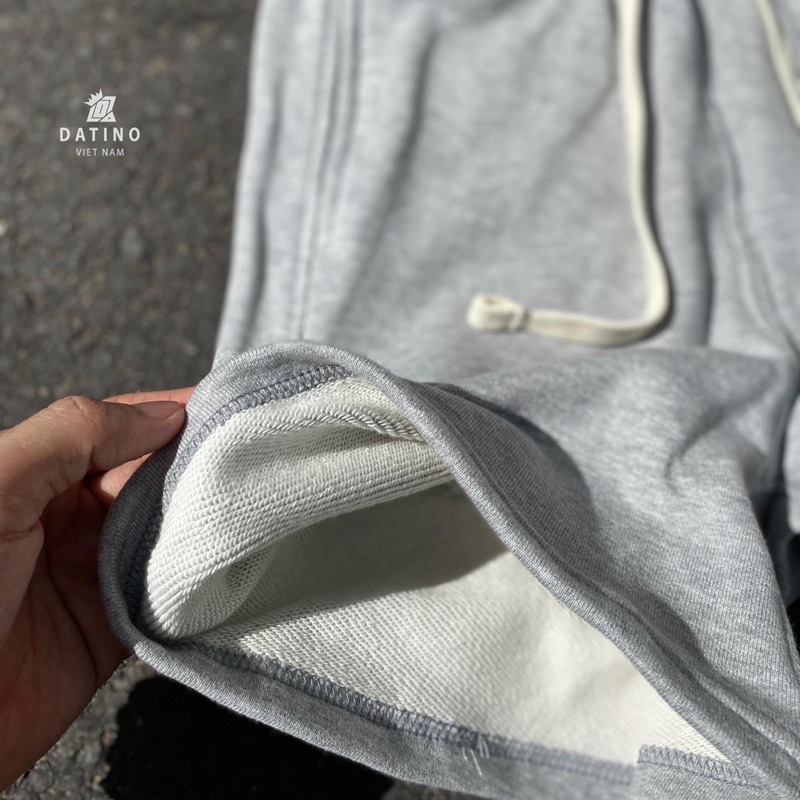 Quần short thun nam DATINO Signature màu xám xước 100% cotton da cá chất dày dặn, form rộng mặc trên gối.