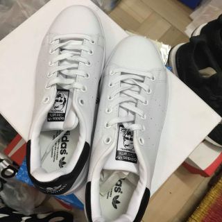 Stansmith gót đen vs xanh