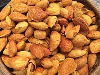 Combo hạt chà là và hạnh nhân