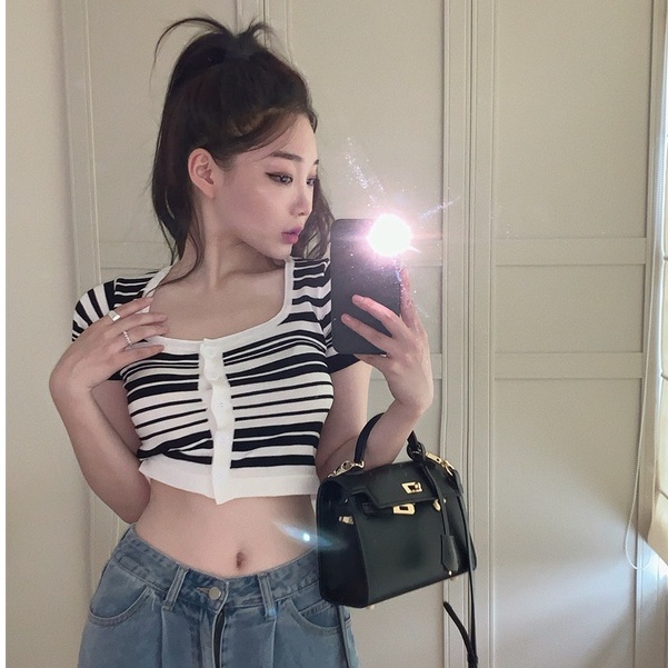 QKOOLE  Áo Thun Croptop Dệt Kim Tay Ngắn Cổ Vuông Họa Tiết Kẻ Sọc Phong Cách Hàn Quốc Thời Trang Cho Nữ