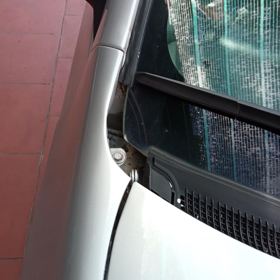 Ốp nhựa cạnh chân kính chắn gió Hyundai Avante, Elantra 08