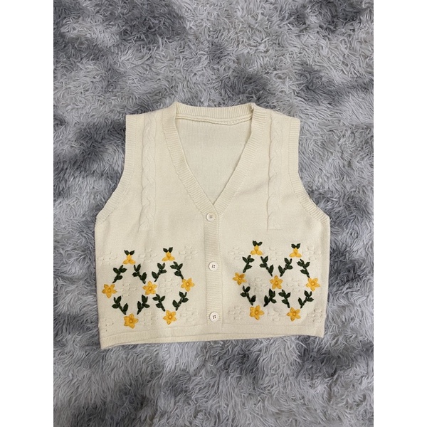 Áo gile len thêu hoa xinh - order