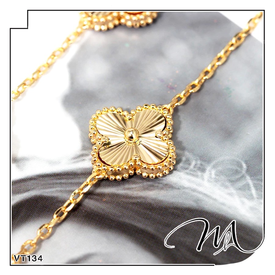 Lắc tay nữ Titan không gỉ 5 hoa 4 cánh chạm khắc sang chảnh - VT134