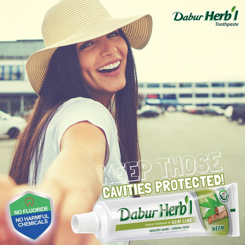 Kem đánh răng Dabur Herbal toothpaste with Neem chứa chiết xuất từ lá Neem 155g