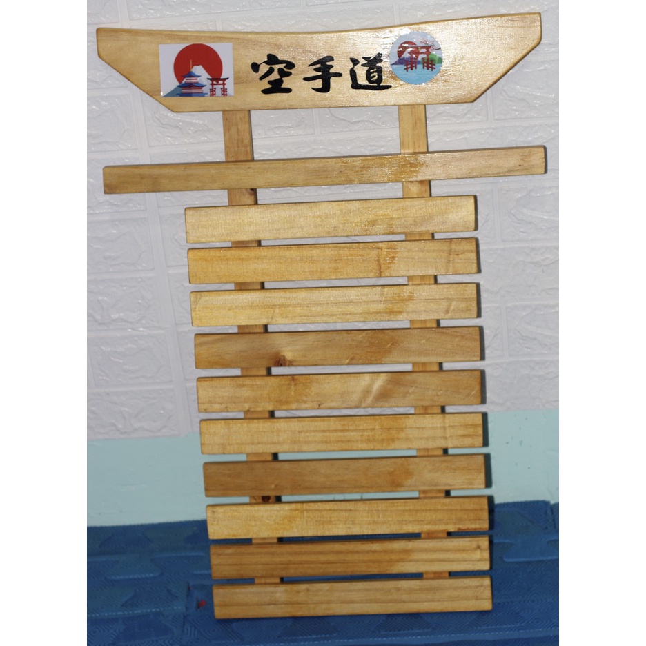 Kệ trưng bài đai võ KARATE, VOVINAM, TAEKWONDO- treo huy chương rất đẹp.