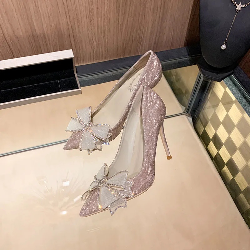 Giày cao gót đính kim cương giả sang trọng cho cô dâu