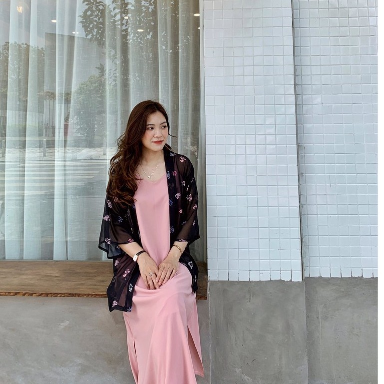 Áo khoác kimono hoa nhí hồng nền đen | BigBuy360 - bigbuy360.vn