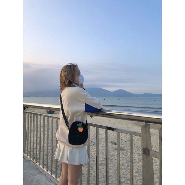 Túi đeo chéo size nhỏ vai tikke kem ghim cài hình carot (hình thật)