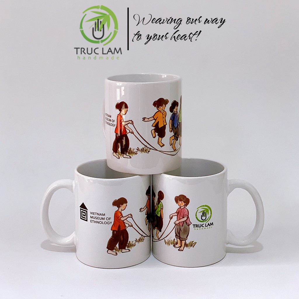 Cốc Uống Nước Có Quai Cầm Chất Liệu Sứ Bát Tràng In Hình Trò Chơi Dân Gian - Nhảy Dây - Trúc Lâm Handmade