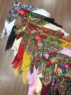 Khăn choàng cô gái Nga