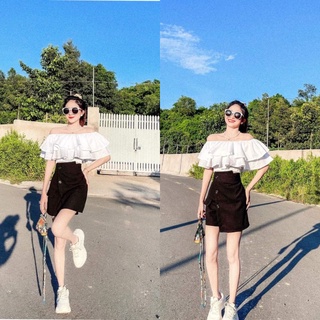 Áo sơ mi trắng trễ vai bèo, chân váy đen vạt chéo