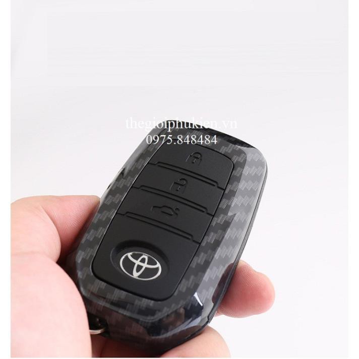 Ốp bọc chìa khóa xe Toyota Fortuner 2017-2020 vân Carbon -kèm móc đeo INOX(hàng cao cấp)