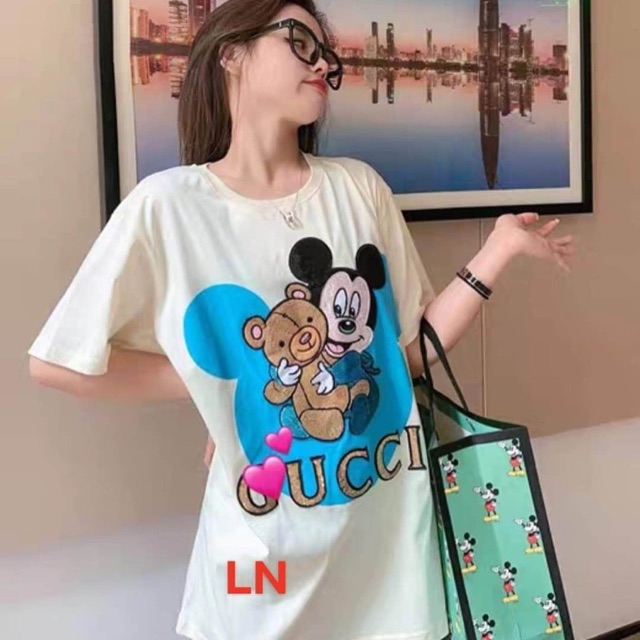 Áo thun nữ tay lỡ dáng rộng in hình chuột mickey ôm gấu AI07