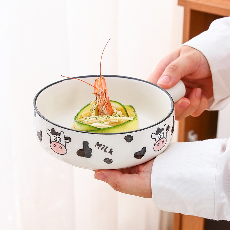 Tô sứ có tay cầm cute họa tiết con bò cười siêu cute. Bát sứ tay cầm decor bàn ăn sống ảo.