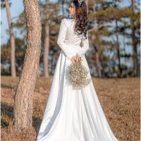 Váy cưới tay dài cổ điển