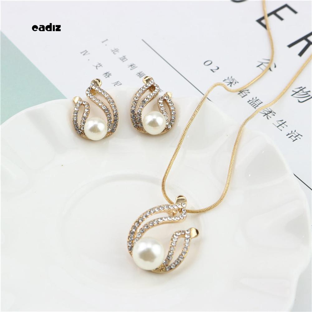 Bộ dây chuyền và khuyên tai đính hạt giả ngọc trai