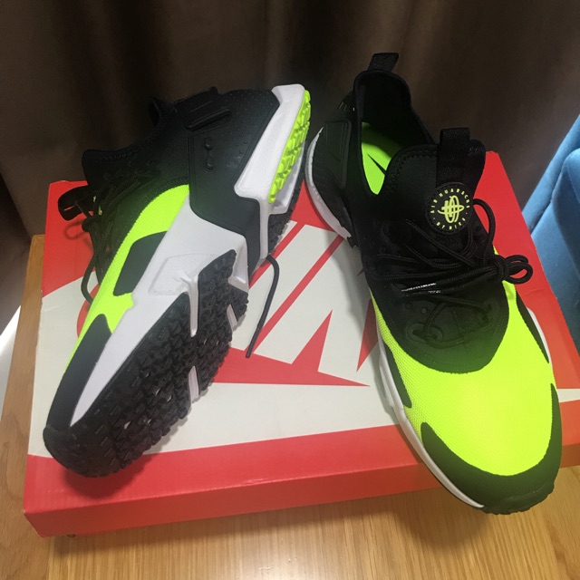 Giay Nike Air Huarache màu đen có sẵn