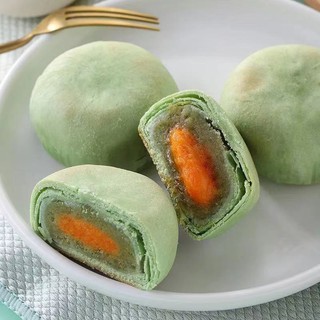 Bánh nhân đậu đỏ trứng muối