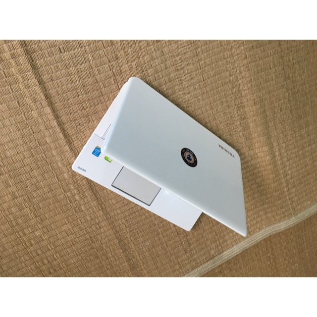 Laptop Toshiba L40 trắng đẹp tinh khôi văn phòng sang trọng | BigBuy360 - bigbuy360.vn