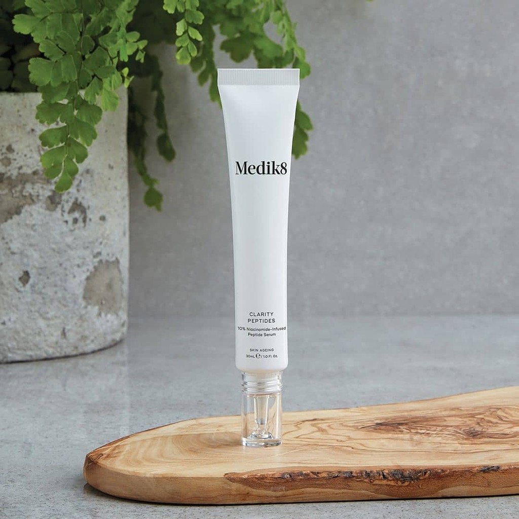 Serum đa năng Medik8 Clarity Peptides giúp đều màu da, duy trì độ ẩm, ngăn ngừa mụn và chống lão hóa
