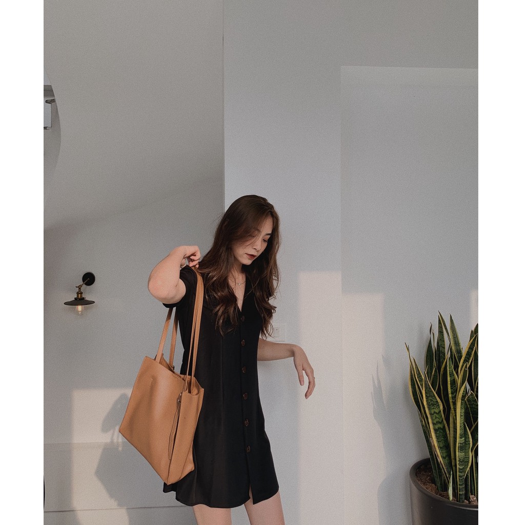 [Mã SKAMA06 giảm 8% tối đa 50K đơn 250K] Váy voan cổ vest trơn lưng chun cúc dọc V490 SUSTORE