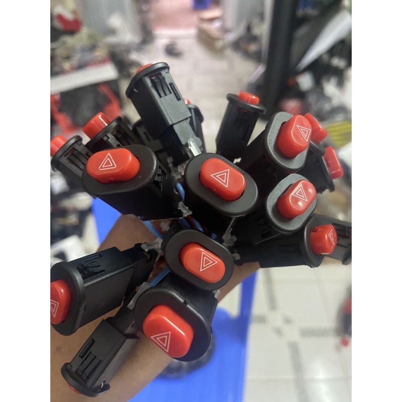 Công tắc hazza nháy 4 bóng xi nhan