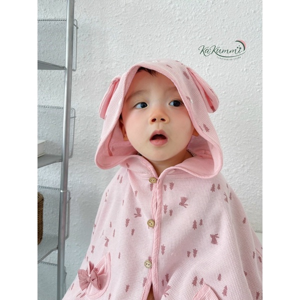 Áo choàng chống nắng có kính chống giọt bắn cho bé.