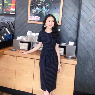 Váy kẻ xanh xoắn bụng