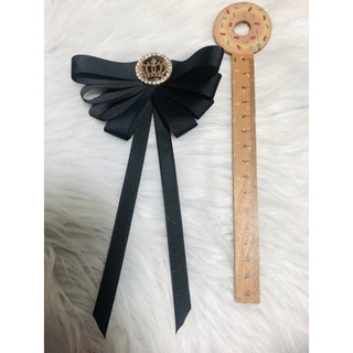 cài áo nơ đen. Phối logo. KT : 10x15cm